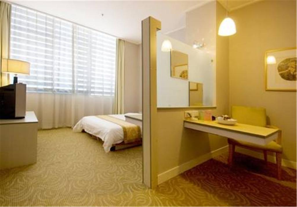The Land Hotel Shanghai Bagian luar foto