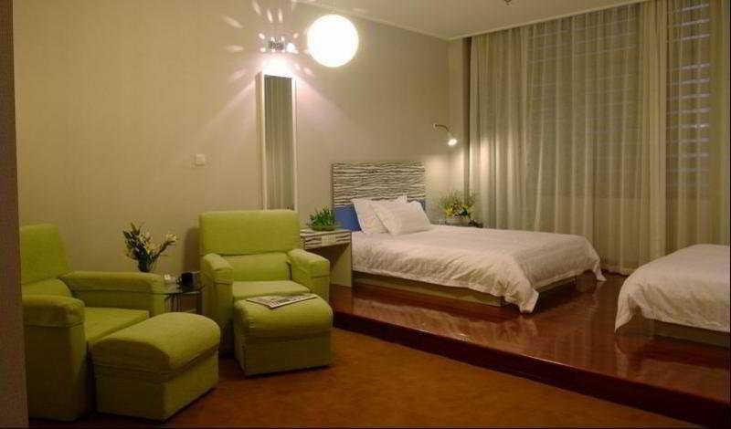 The Land Hotel Shanghai Bagian luar foto