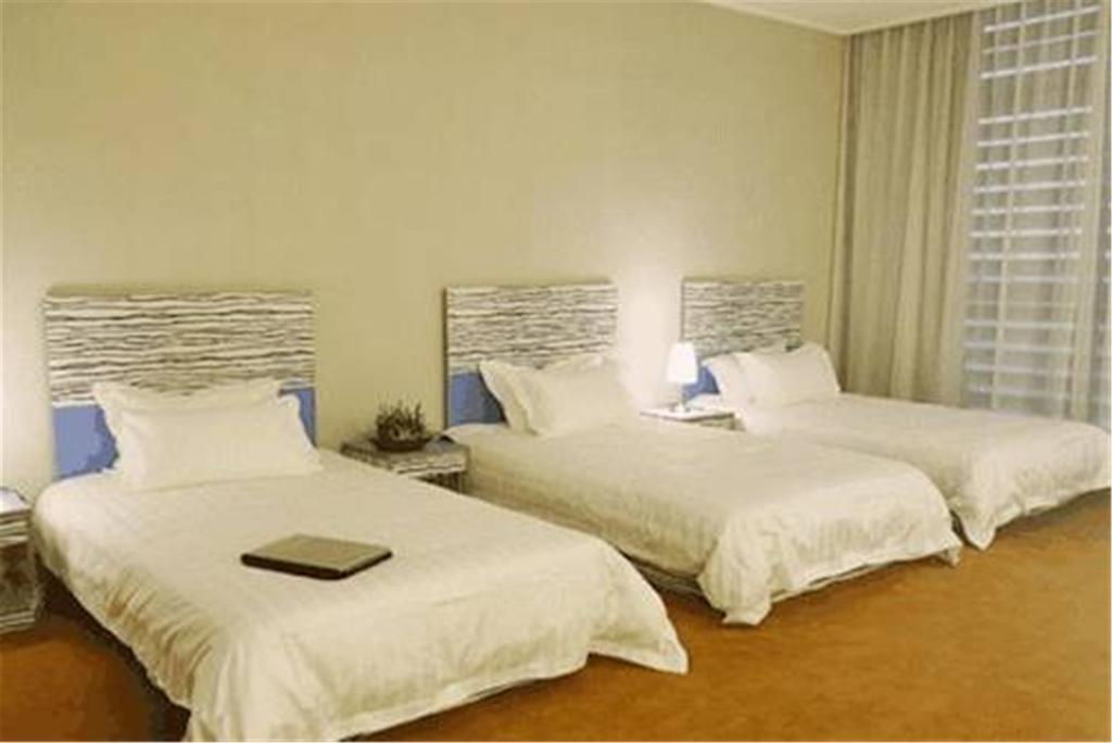 The Land Hotel Shanghai Bagian luar foto
